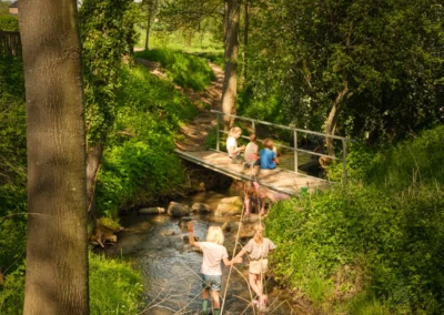 Camping Gastmolen Vaals Zuid Limburg - Bruggtje over Selzerbeek en spelende kinderen