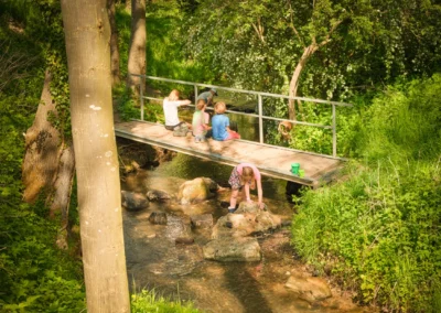 Camping Gastmolen Vaals Zuid Limburg - Bruggtje over Selzerbeek en spelende kinderen