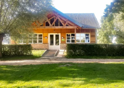 Camping Gastmolen Vaals Zuid Limburg - badhuis sanitair in ochtend zon