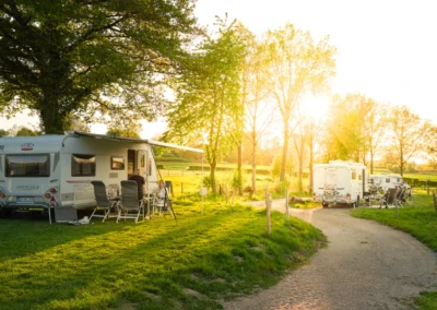 Camping Gastmolen Vaals Zuid Limburg - caravan met luifel bij zonsondergang