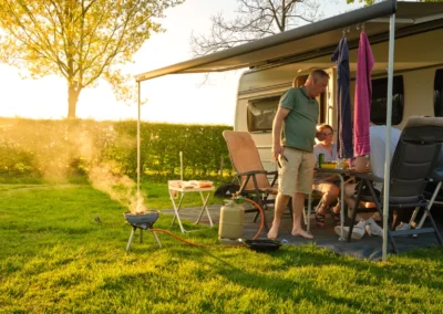 Camping Gastmolen Vaals Zuid Limburg - caravan met voortent bij zonsondergang, BBQ in de avond