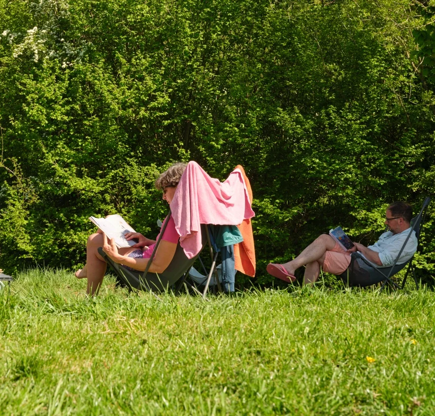 Camping Gastmolen Vaals Zuid Limburg - grote tent met ligstoelen mensen lezen boek