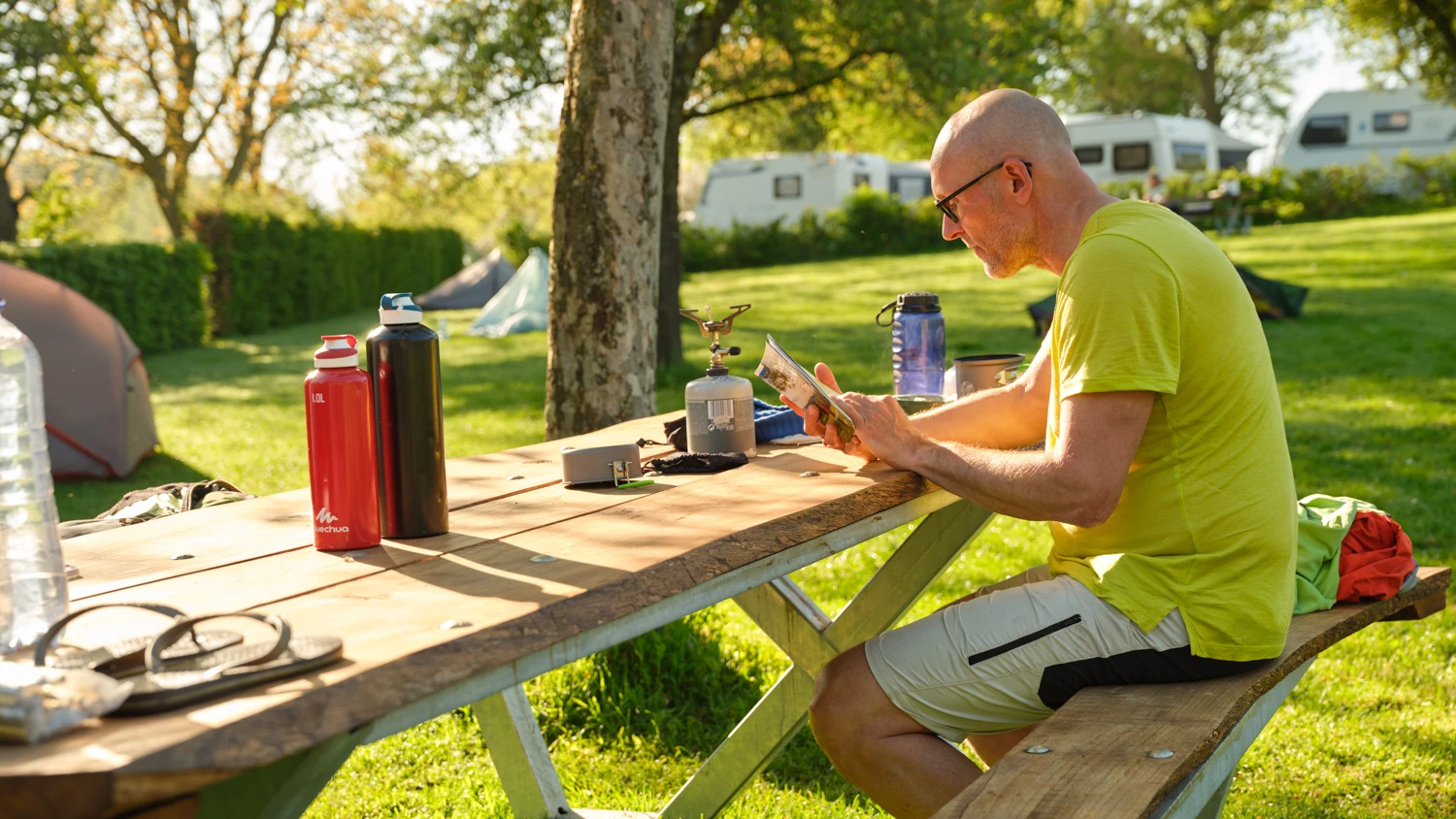 Camping Gastmolen Vaals Zuid Limburg - lekker buiten ontbijten boekje lezen