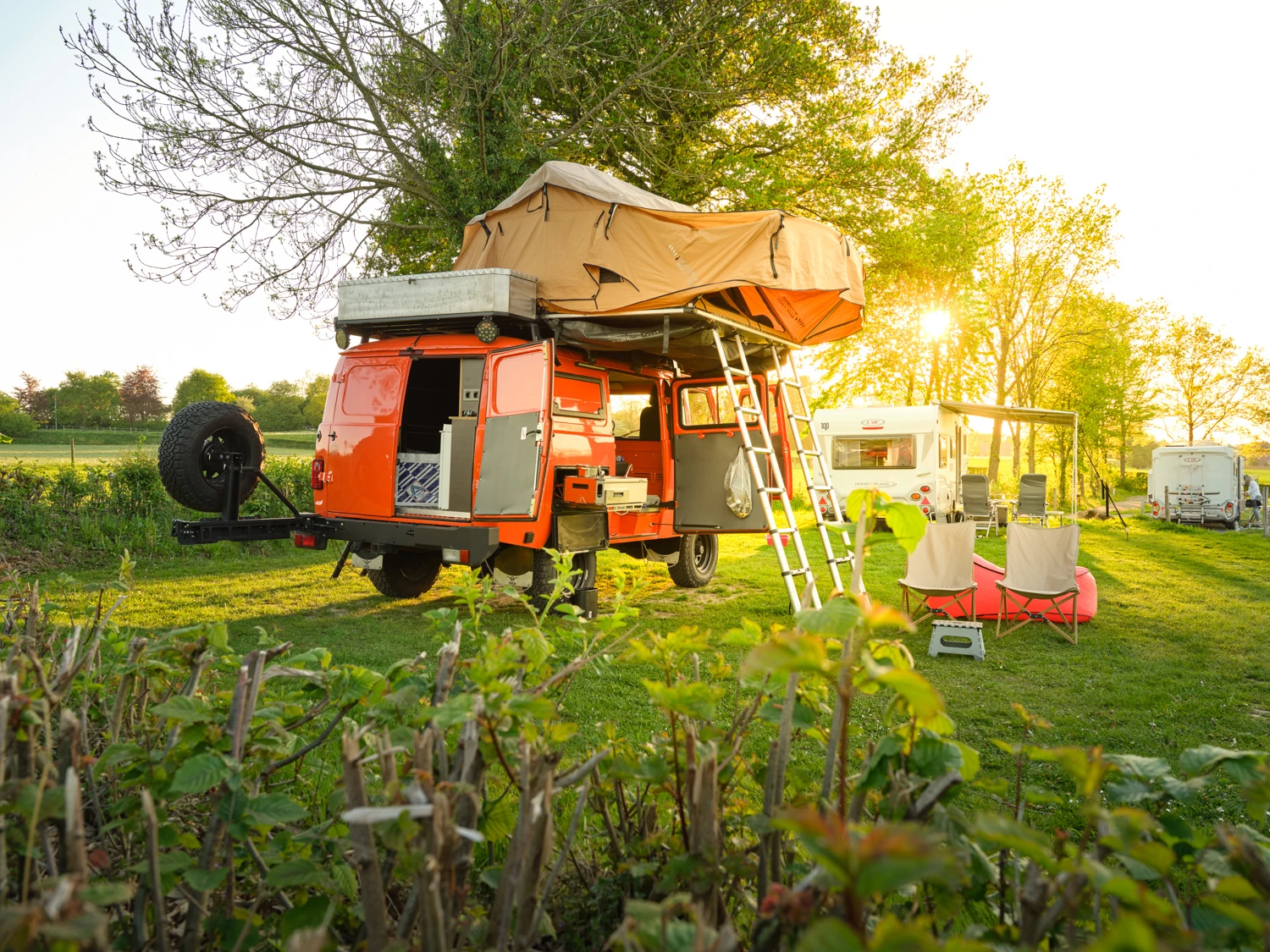 Camping Gastmolen Vaals Zuid Limburg - oranje stoere off road kampeerauto canper