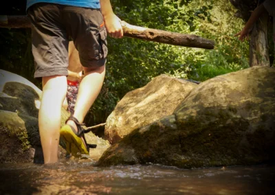 Camping Gastmolen Vaals Zuid Limburg - spelen in de beek