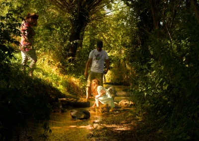 Camping Gastmolen Vaals Zuid Limburg - spelen in de beek zoeken naar fossielen
