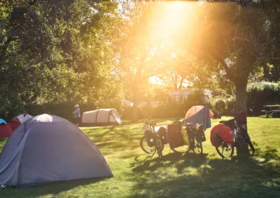 Camping Gastmolen Vaals Zuid Limburg - tent en tourfietsen met fietstassen, hike en bike