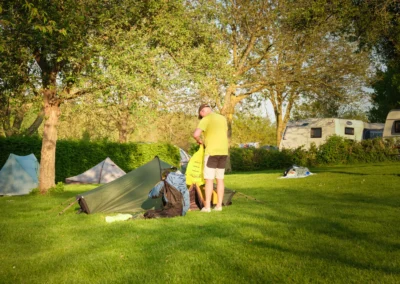 Camping Gastmolen Vaals Zuid Limburg - tenten veld tent opzetten